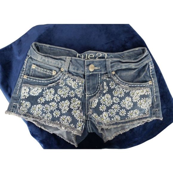 Rue21 Junior's Daisy Dukes Cut Off Distressed Jean Shorts Size 1/2 - Picture 1 of 12